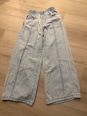 Universal Thread Light Wash Denim